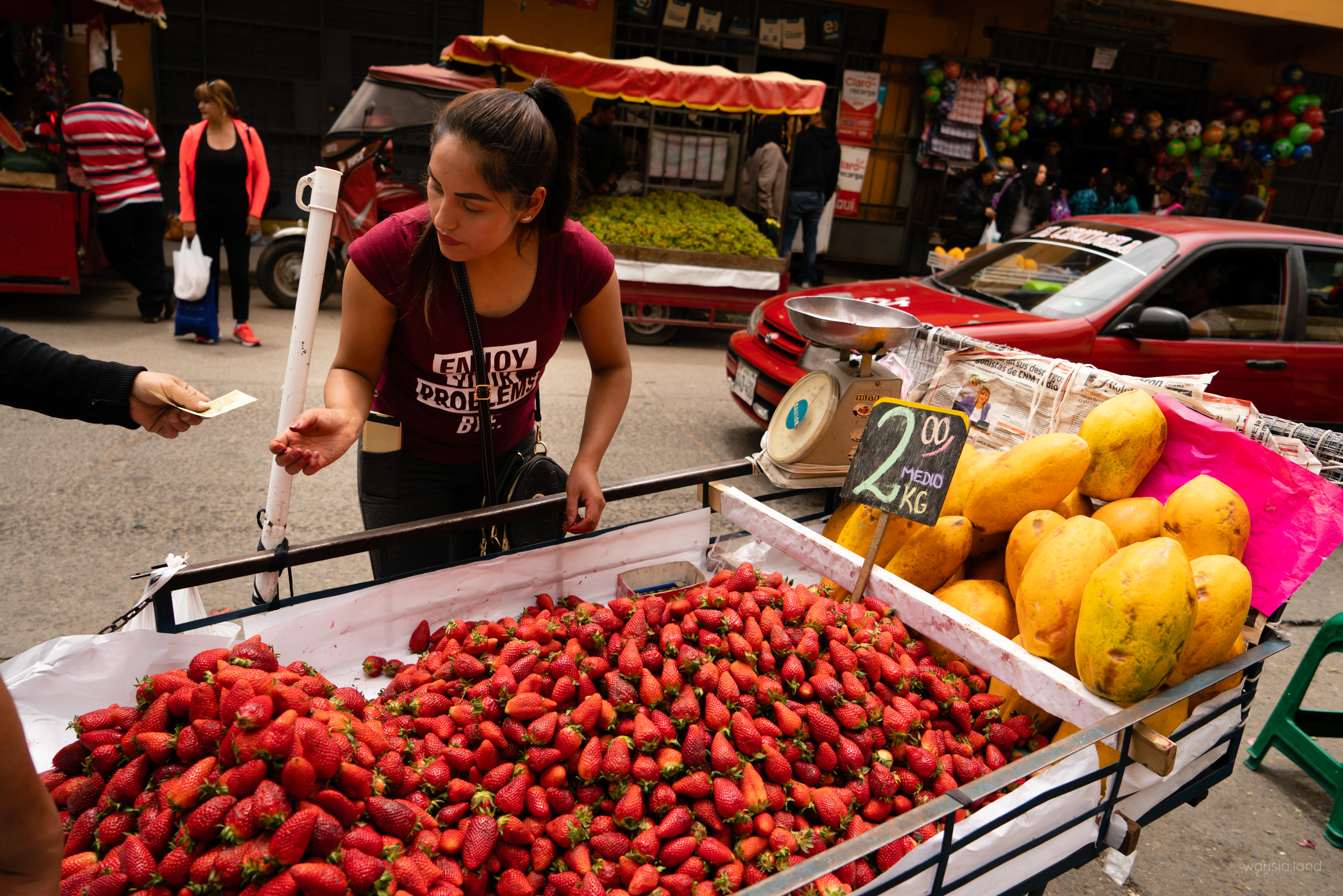 2/ Sol (AU$0.88) for 1/2 kilo of strawberries! 🍓